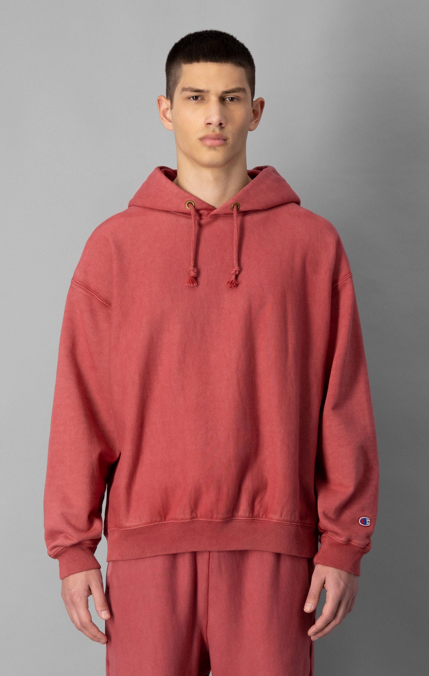 Minimalistisches Hoodie mit Acid-Waschung