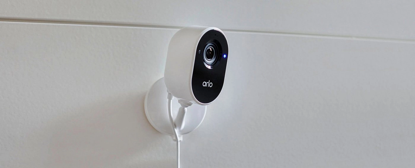 Arlo Essential Smarthome Kamera in Weiss | WiFi Überwachungskamera | Spotlight | Full-HD-Objektiv mit 130-Grad-Sichtfeld | Integrierte Lautsprecher und Mikrofon