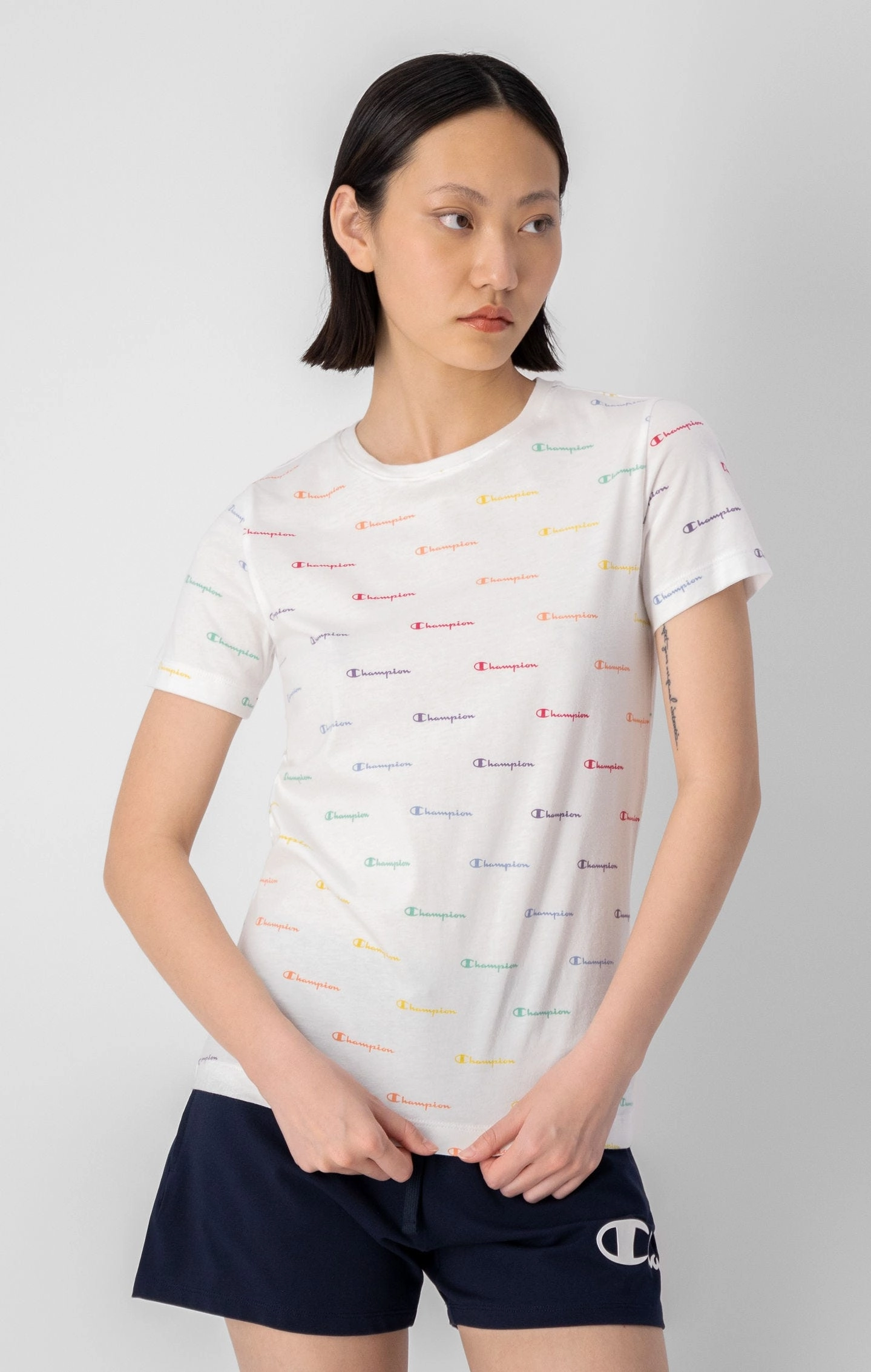 T-Shirt mit Logo-Schriftzug im mehrfarbigen Allover-Print