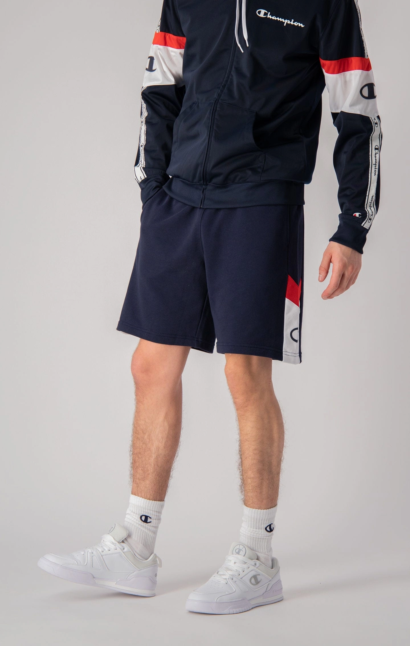 Shorts mit Kontraststreifen und Tasche