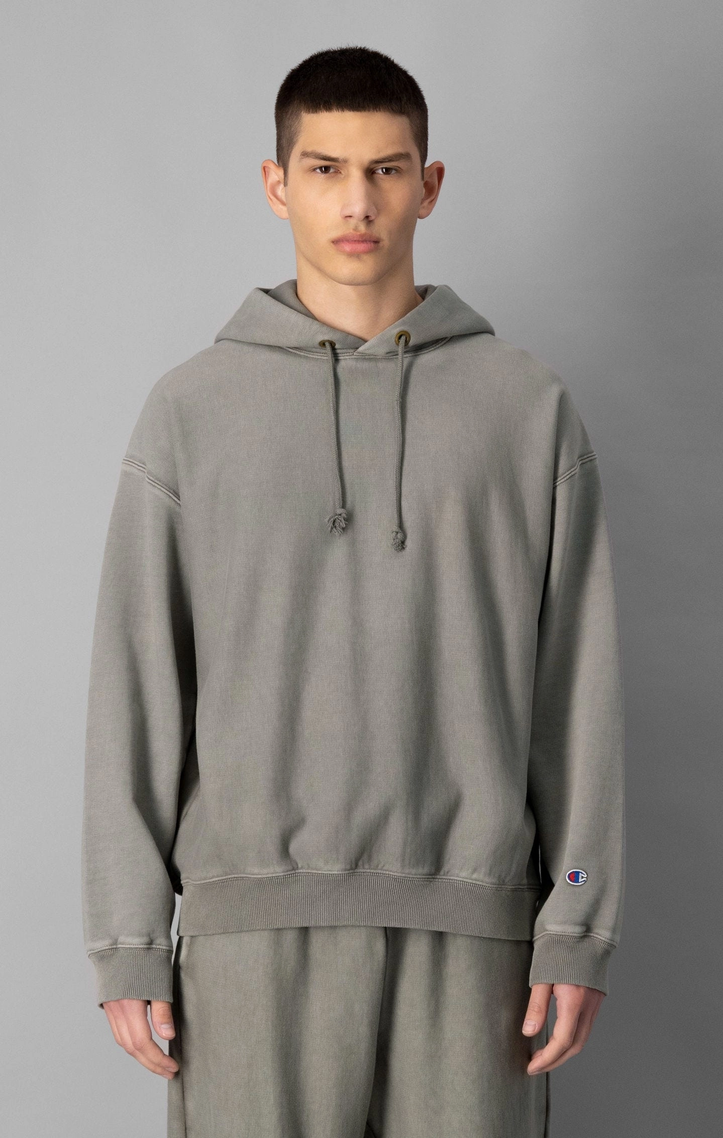 Minimalistisches Hoodie mit Acid-Waschung