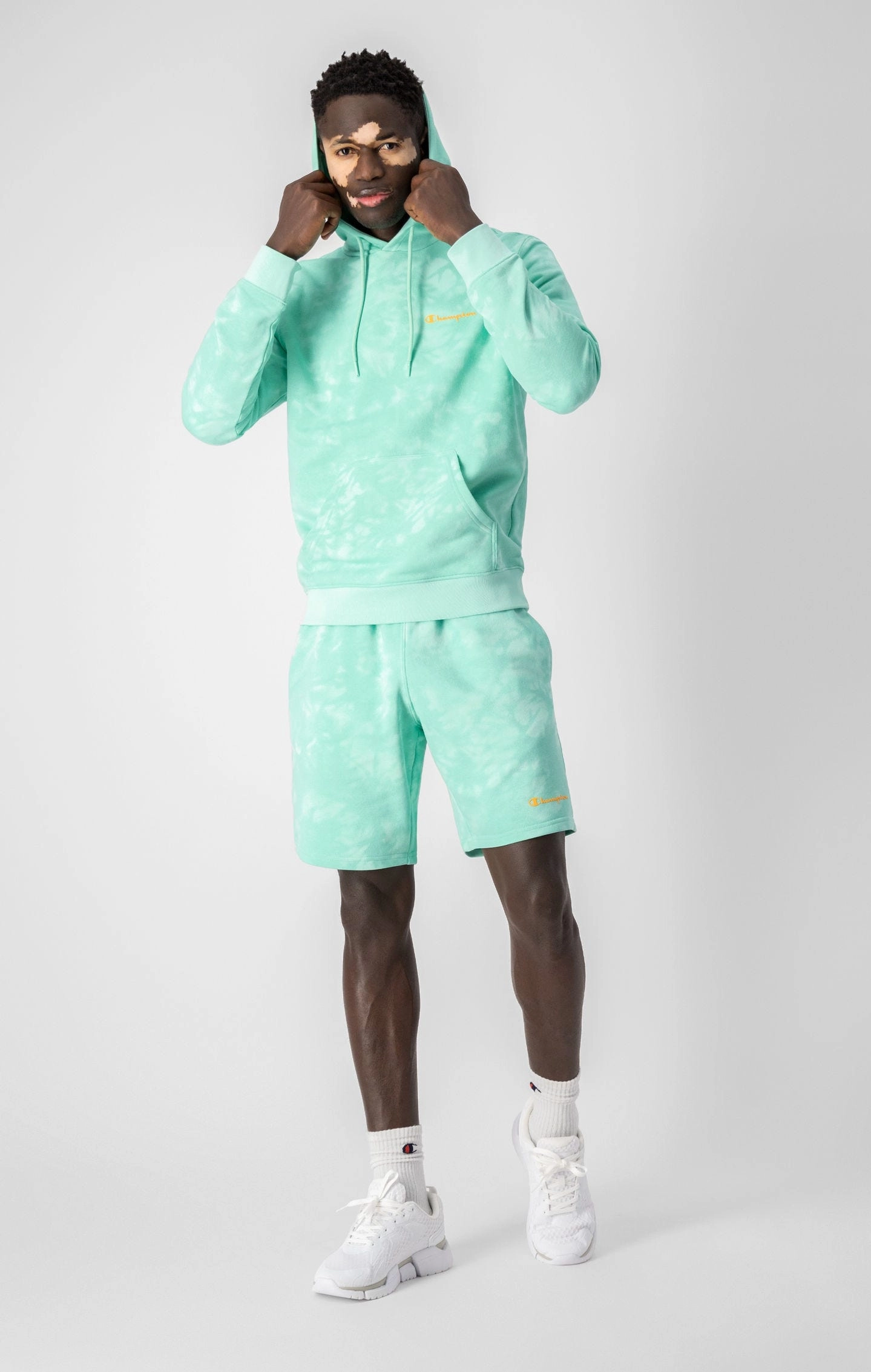Tie-Dye-Kapuzenpullover mit kleinem Logo-Schriftzug