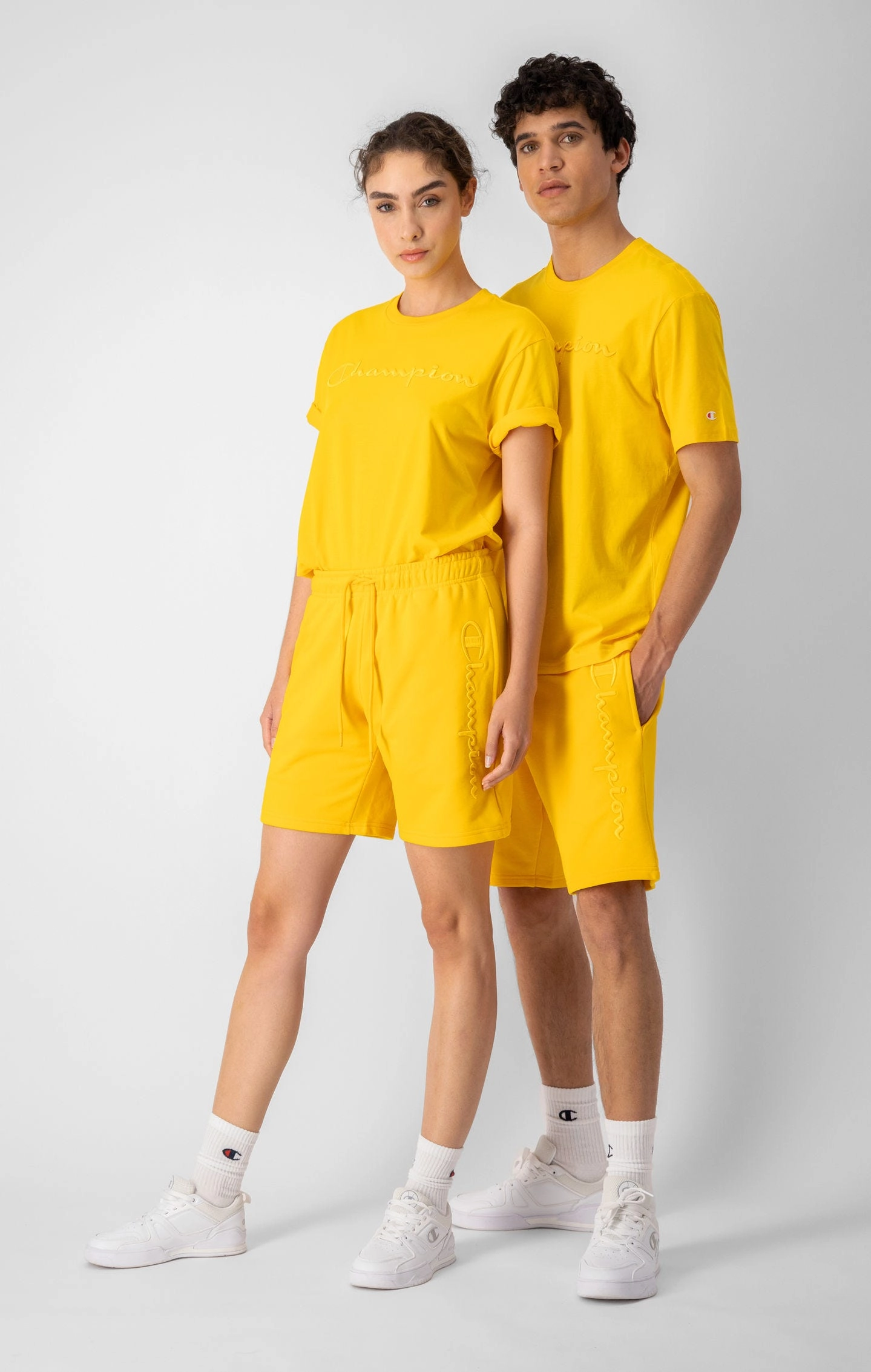 T-Shirt mit gesticktem Logo-Schriftzug in Ton-in-Ton-Optik