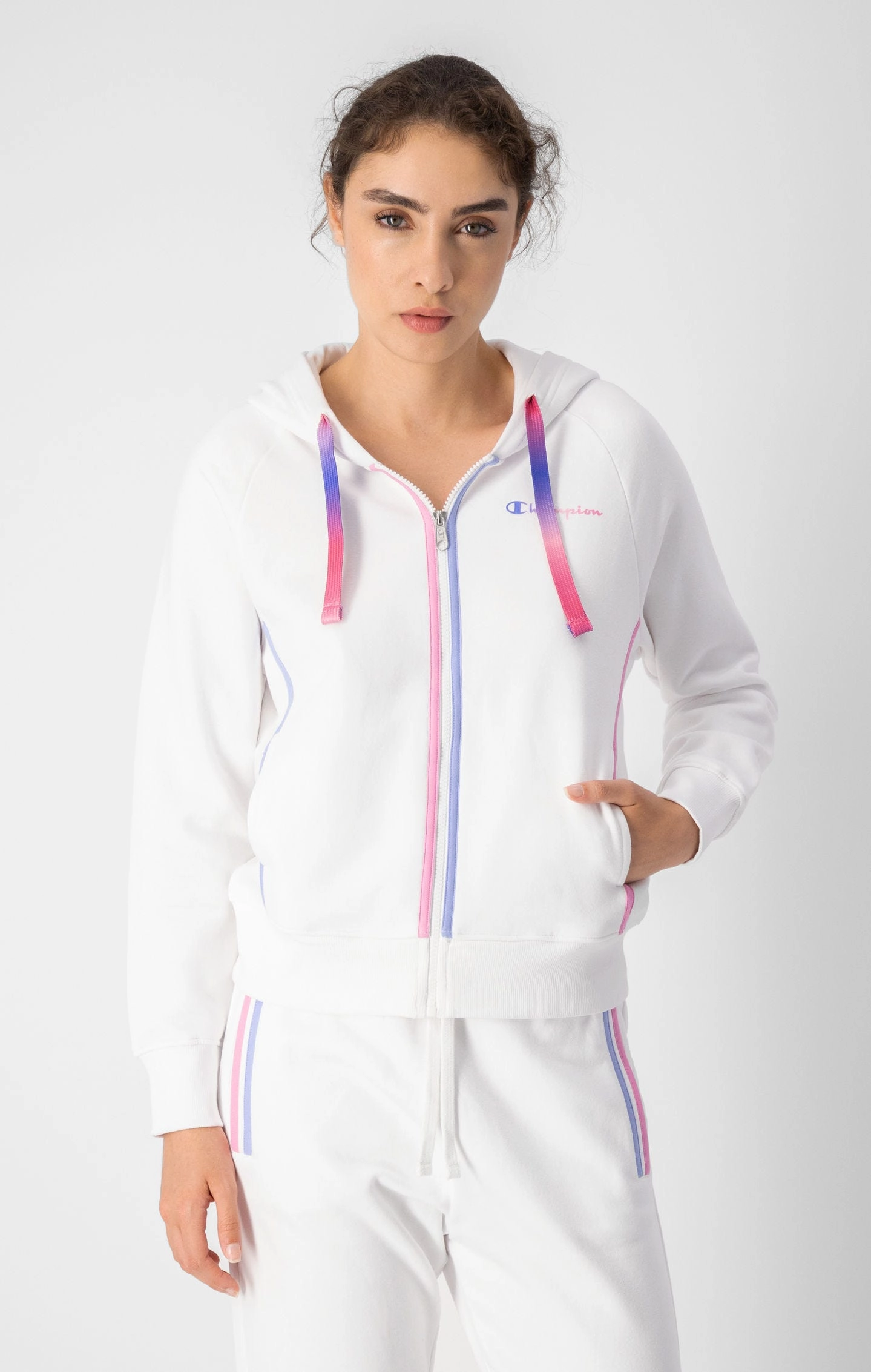 Kurzer Fleece-Kapuzenpullover mit farbigen Details