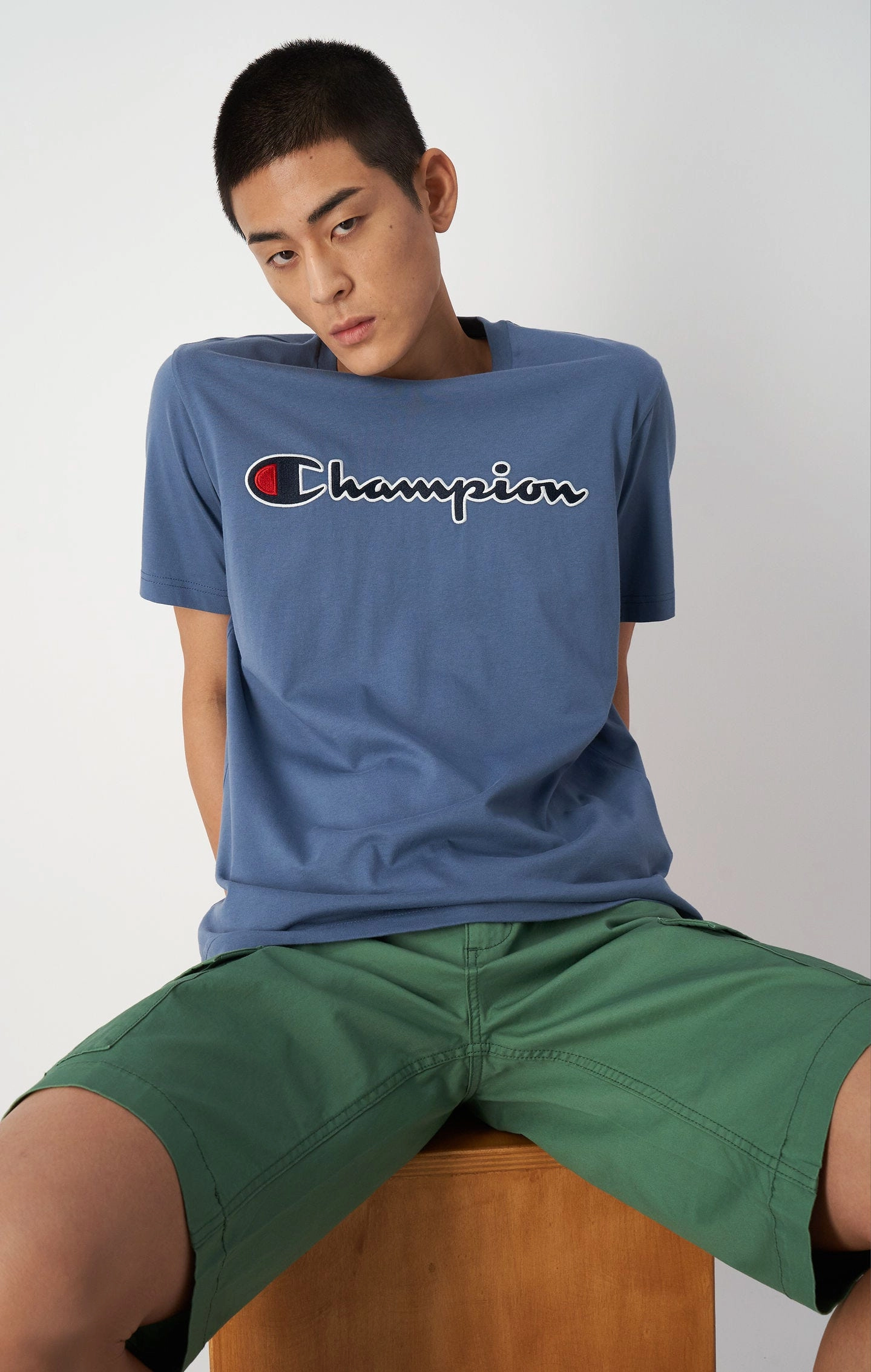 T-Shirt mit großem gesticktem Logo-Schriftzug