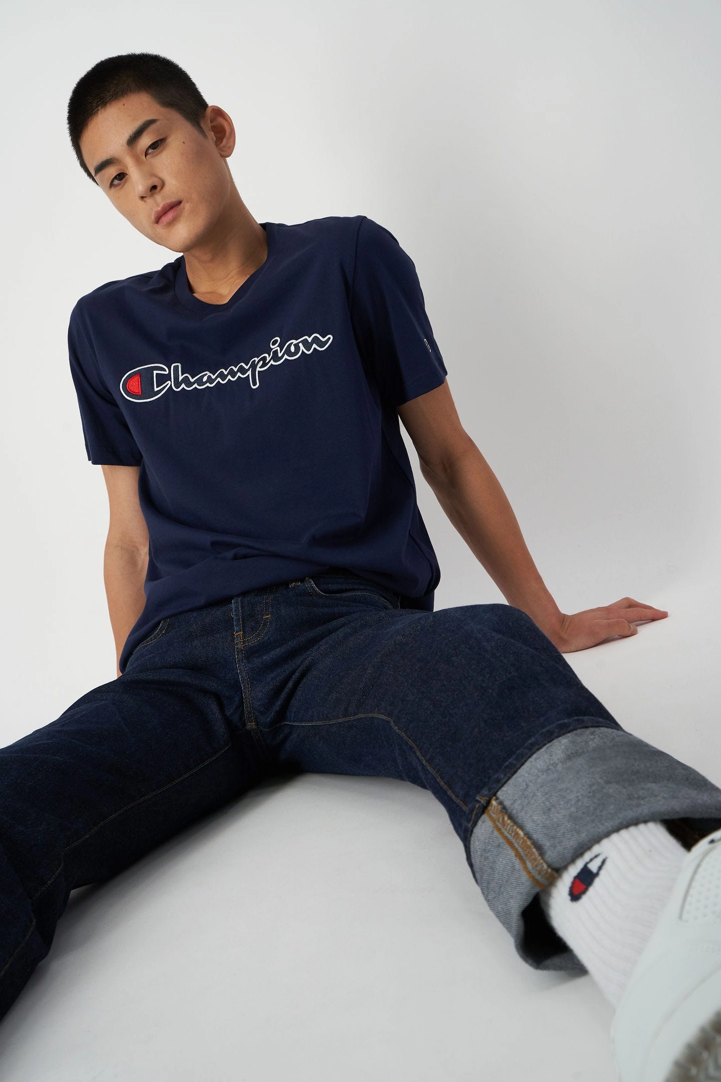 T-Shirt mit großem gesticktem Logo-Schriftzug