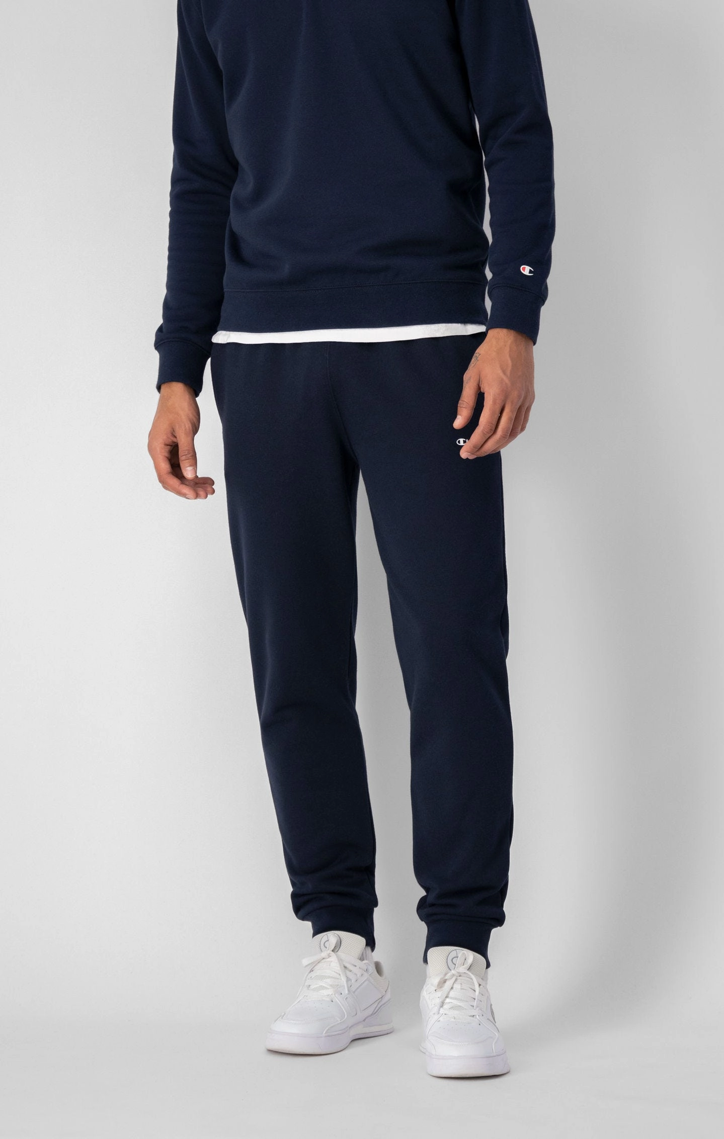 Jogginghose mit kleinem Logo-Schriftzug