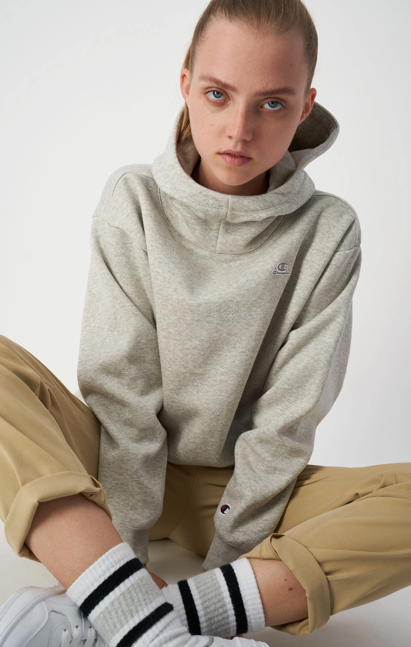 Kapuzenpullover aus schwerem Fleece mit Ton-in-Ton-Logopatch