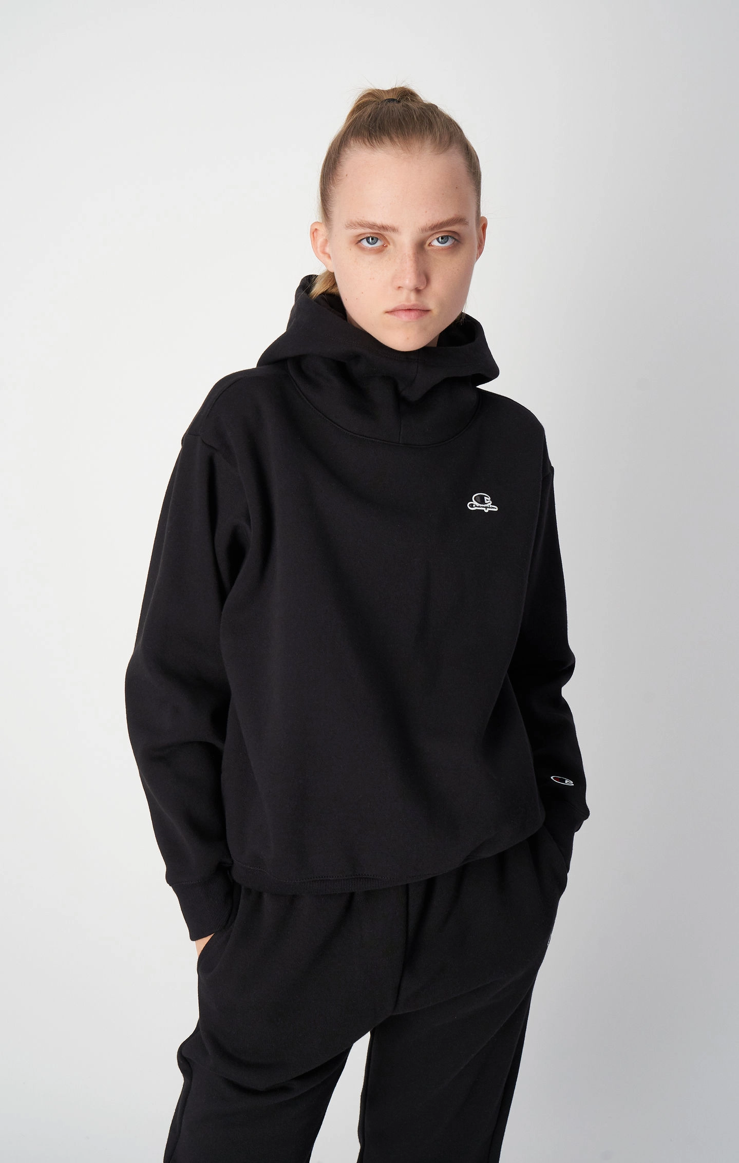 Kapuzenpullover aus schwerem Fleece mit Ton-in-Ton-Logopatch