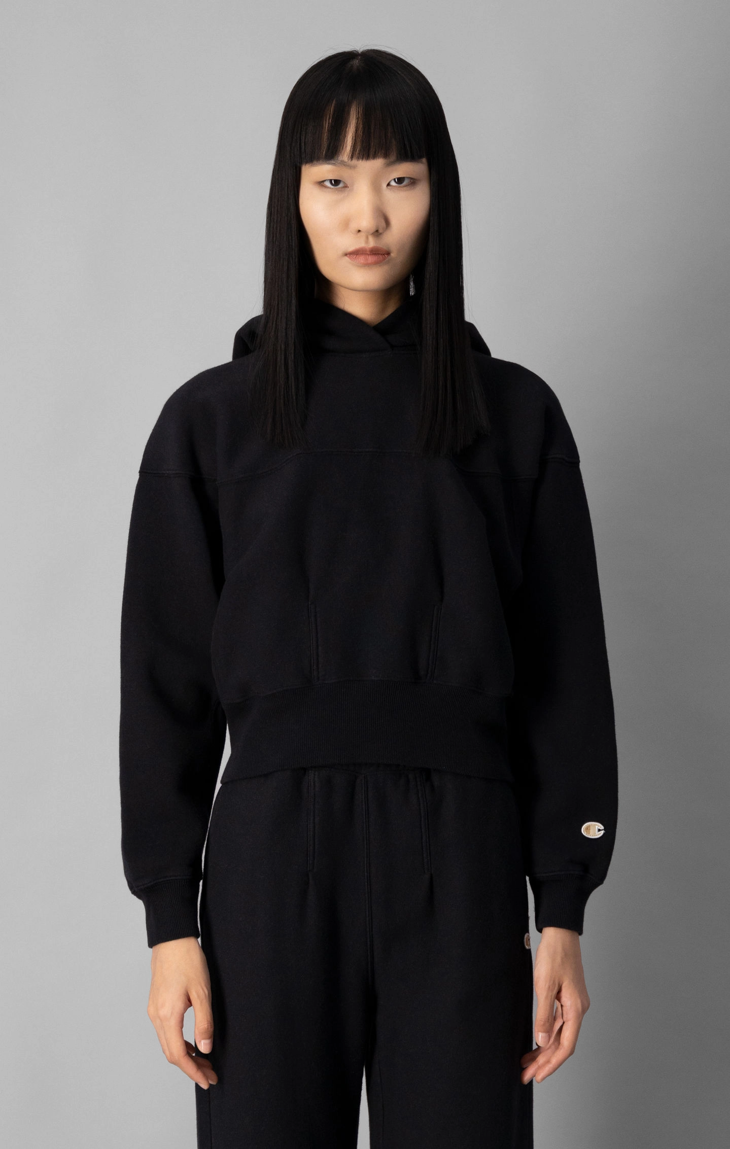 Minimalistischer körpernaher Fleece-Kapuzenpullover