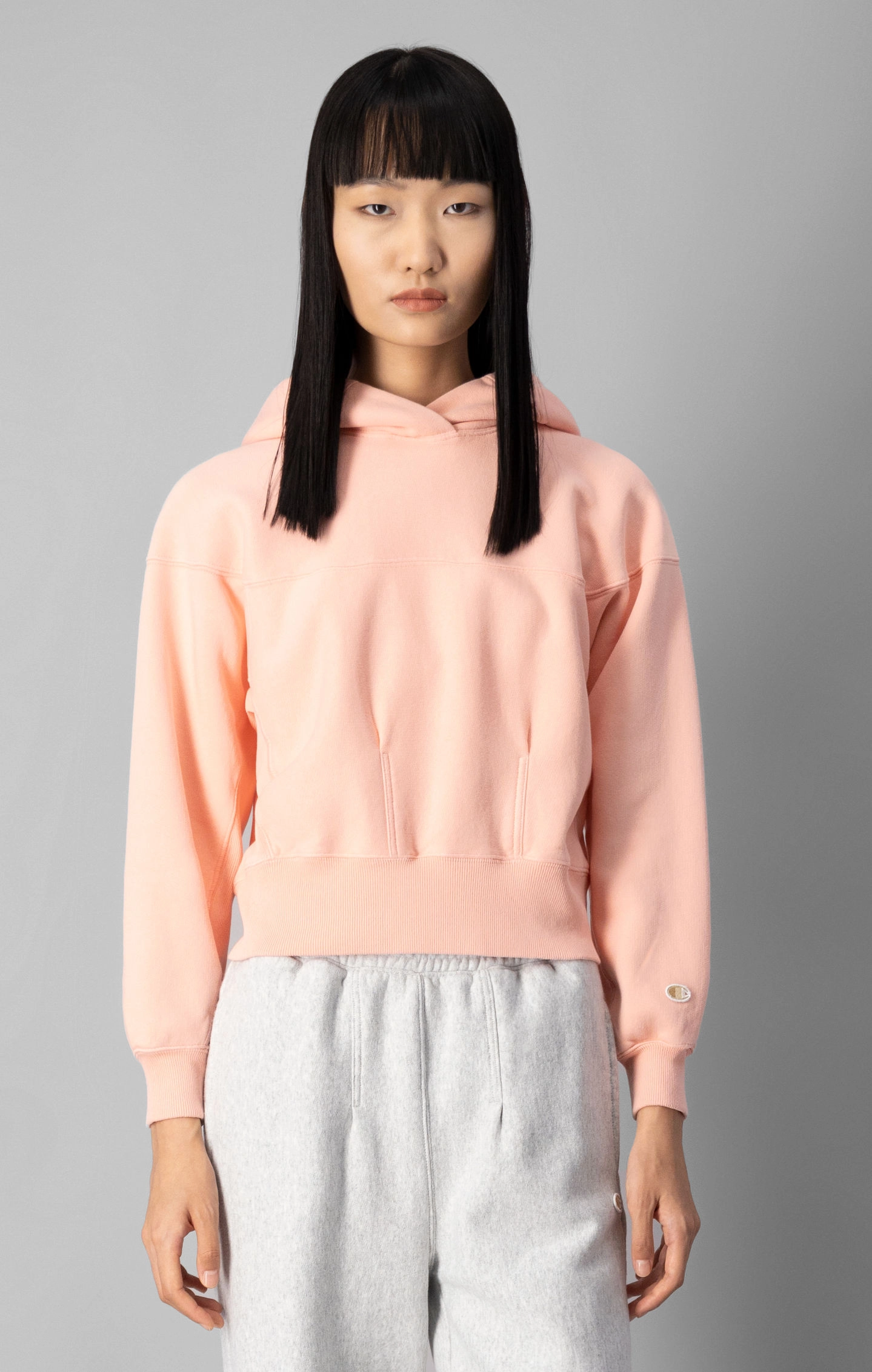 Minimalistischer körpernaher Fleece-Kapuzenpullover