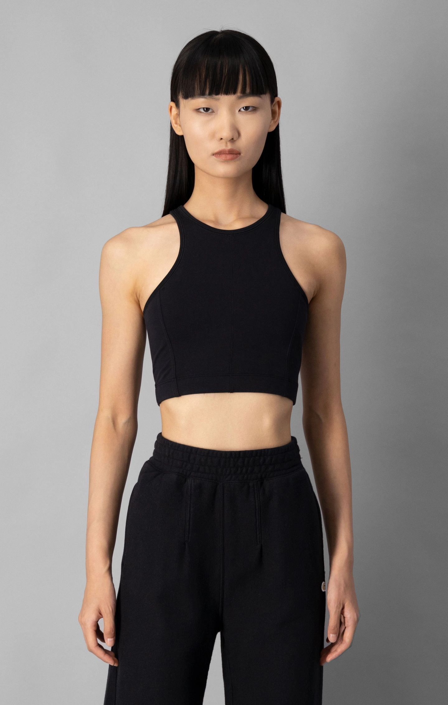 Minimalistisches körpernahes Top mit Ringerrücken