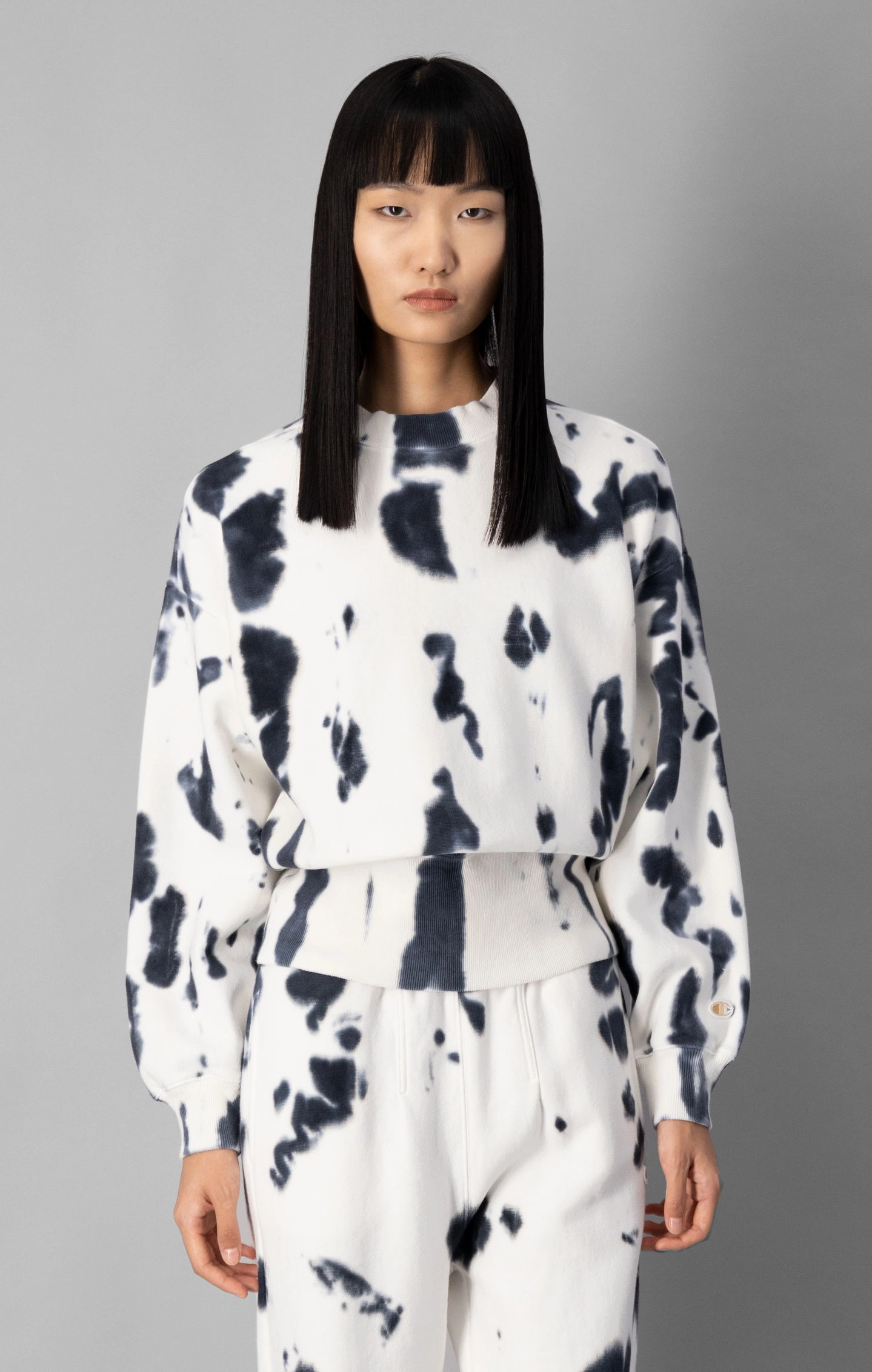 Minimalistisches körpernahes Batik-Sweatshirt