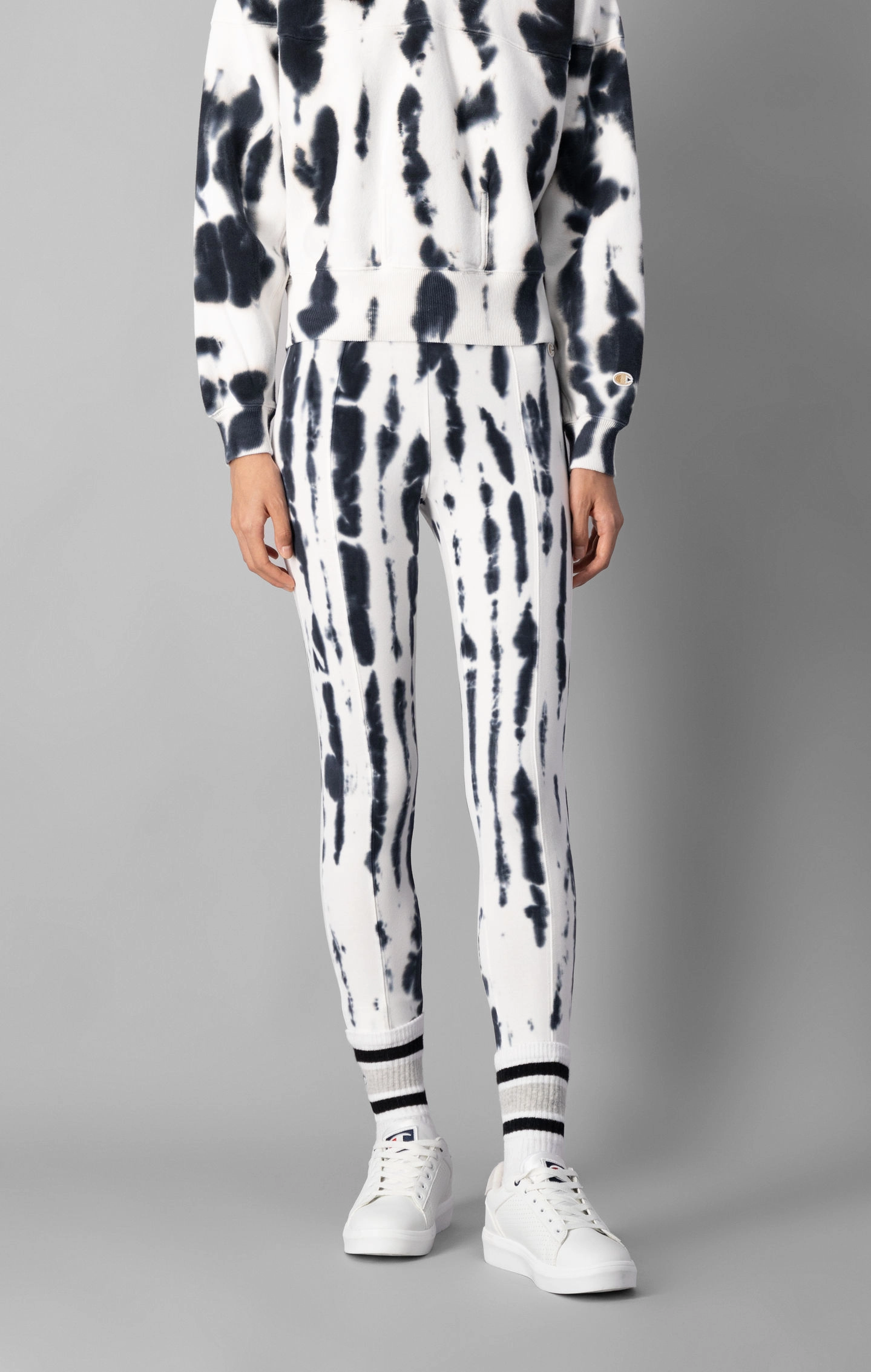 Minimalistische körpernahe Batik-Leggings