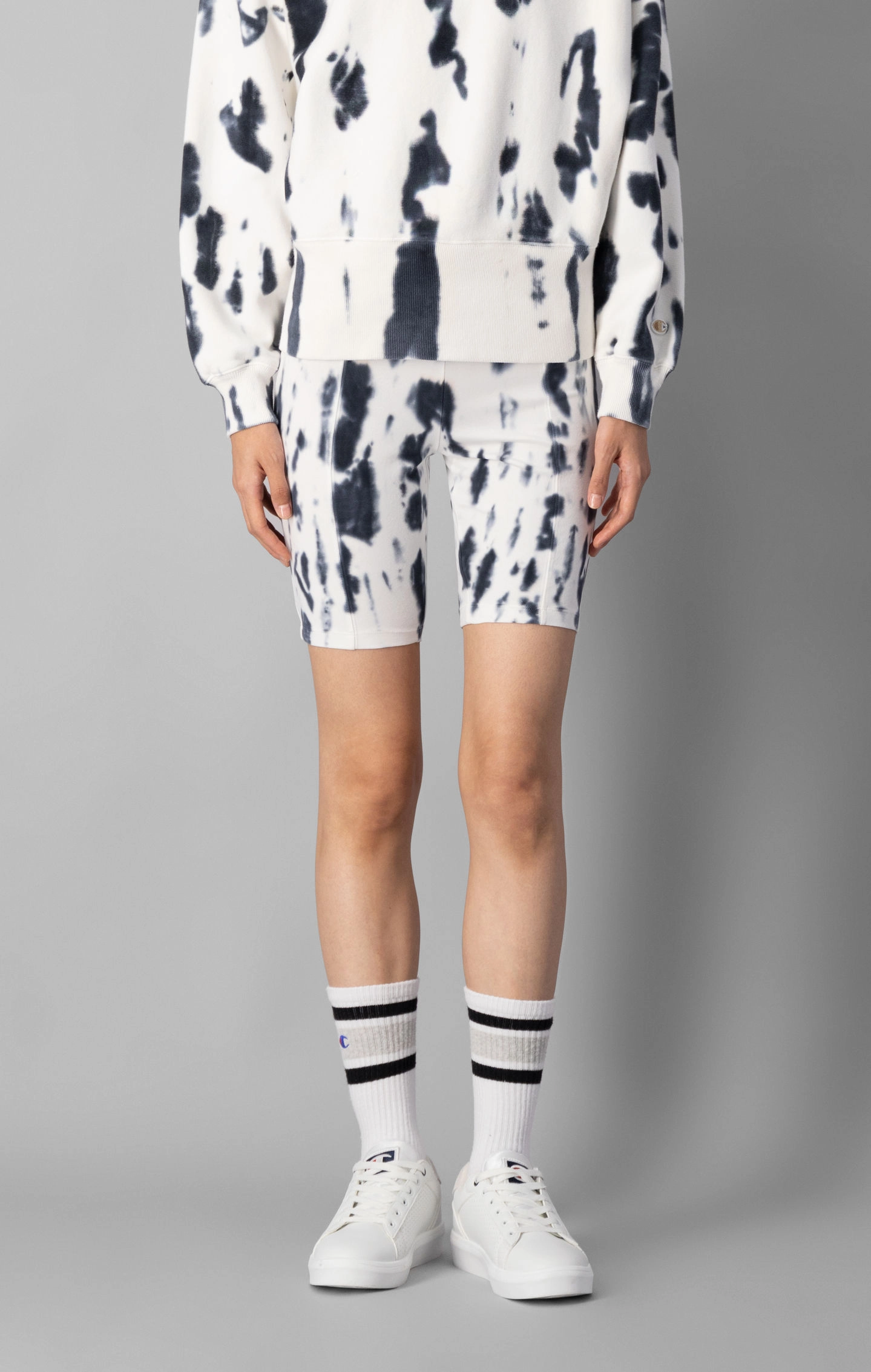 Minimalistische körpernahe Batik-Radshorts