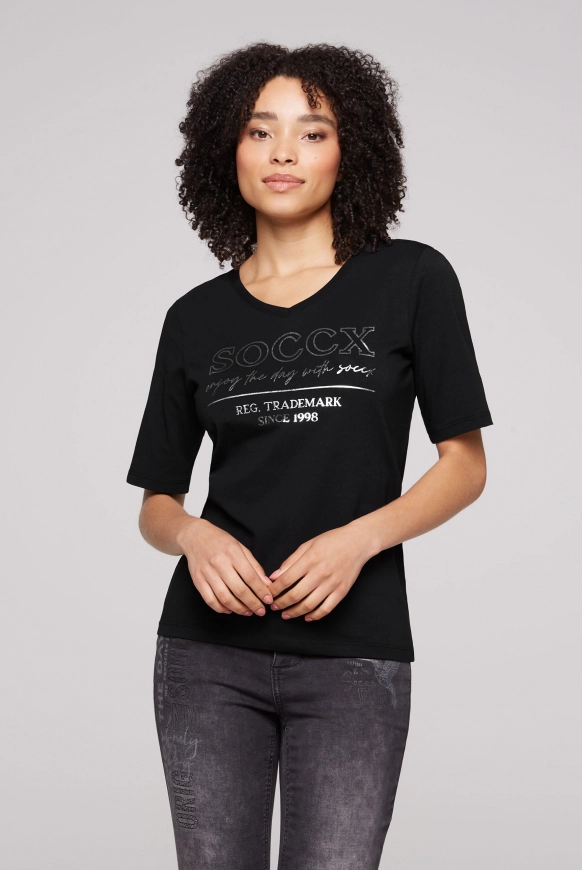 SOCCX T-Shirt mit V-Ausschnitt und Print - black | S