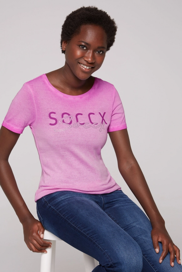 SOCCX Basic Logo T-Shirt Oil Dyed - iced berry | XS