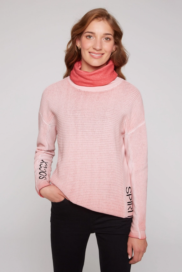 SOCCX Pullover Oil Dyed mit Rollkragen und Intarsia-Logo - pure coral | M