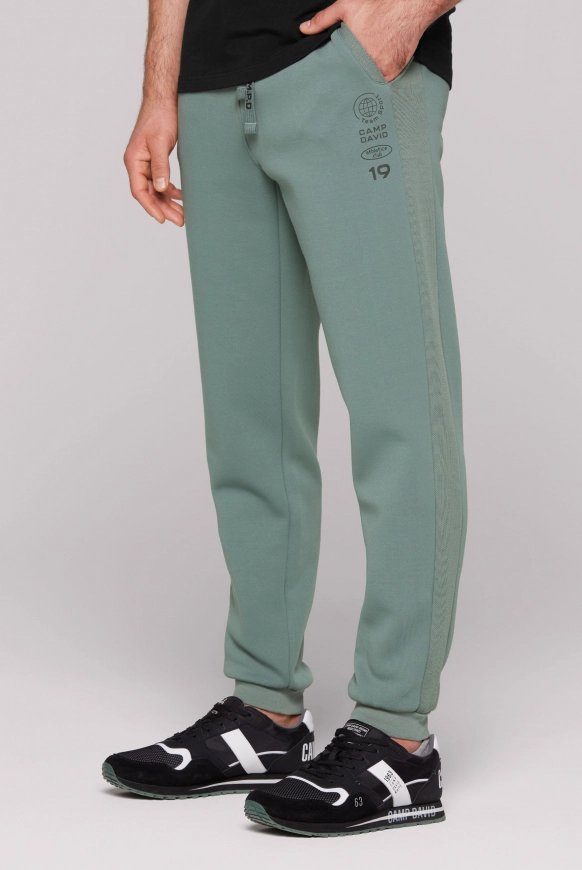CAMP DAVID Trainingshose mit tonalen Pikee-Seitenstreifen - dark sage | M