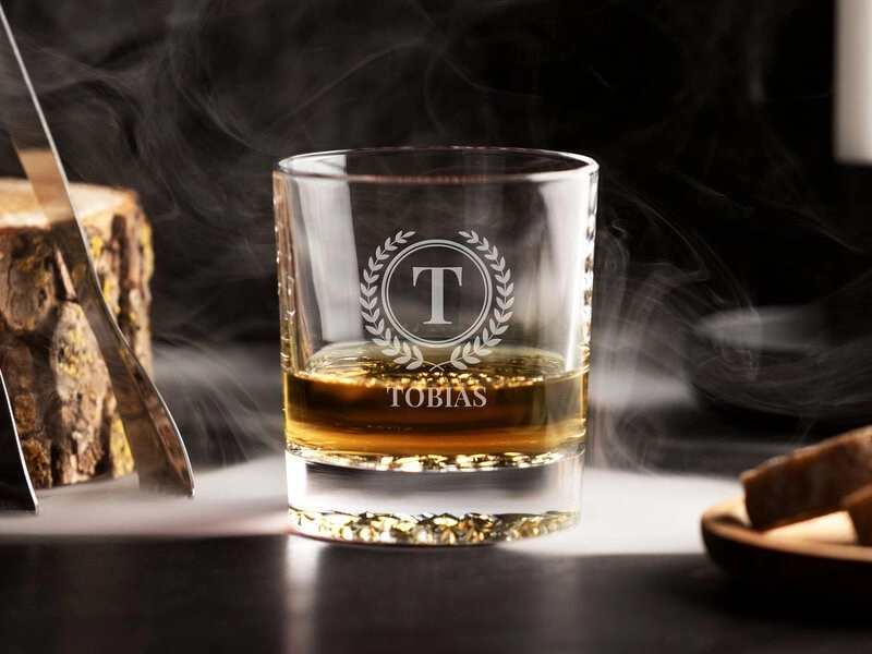 Persönliches Spiegelau Whiskyglas mit Gravur - Buchstabe, Name & Kranz