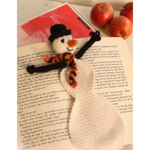 Snowman Bookmark by DROPS Design - Häkelmuster mit Kit Lesezeichen Sch - Snemand bogmærke by DROPS Design