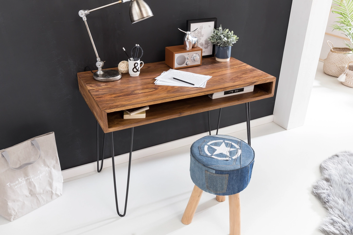 Massiver Schreibtisch HARLEM Sheesham Massiv Holz 110 x 60 x 76 cm mit Ablage, Computertisch Massivholz mit Metall Beinen, Design Holz PC Tisch