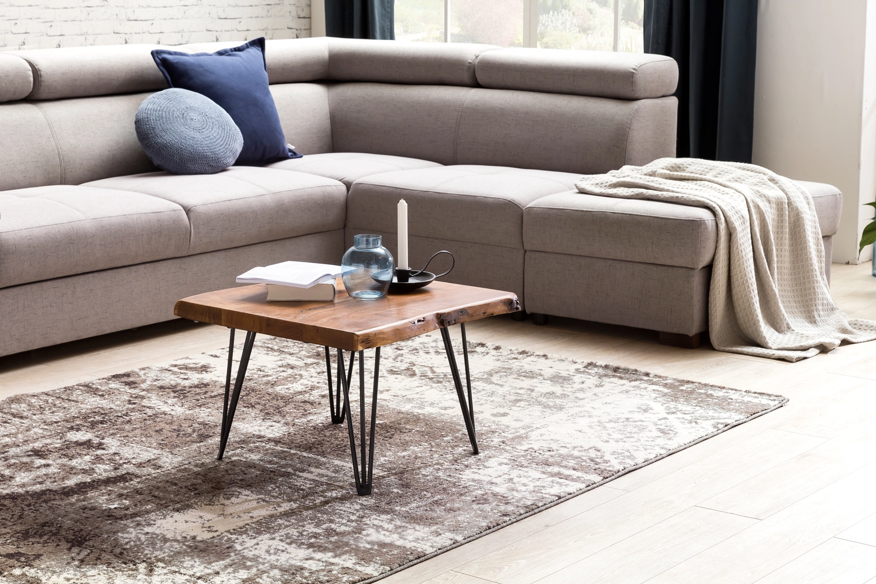 FineBuy Design Couchtisch Massivholz Tisch Baumkante 56 x 38 x 51 cm, Sheesham Holztisch mit Metallbeinen, Wohnzimmertisch im rustikalen Landhausstil
