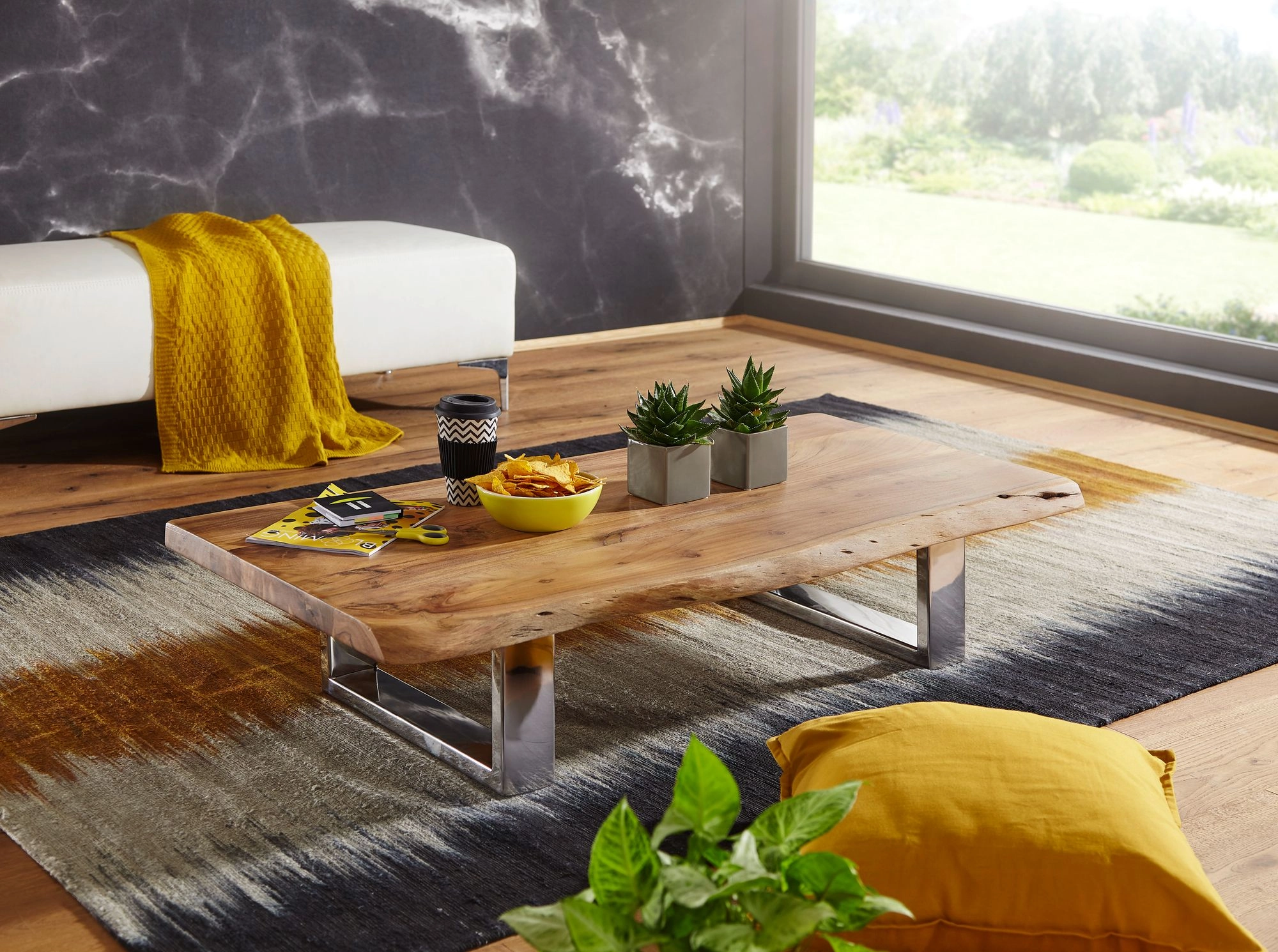 FineBuy Couchtisch 115 x 25 x 58 cm Akazie Massiv Holz Metallgestell groß, Baumstamm Wohnzimmertisch Massivholz Braun, Baumkante Sofatisch Landhaus Holztisch, Tisch Wohnzimmer Stubentisch