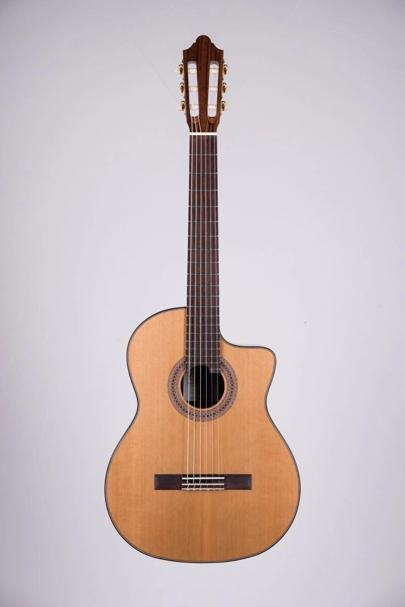 Duke Student C CUT E 4/4 Konzertgitarre mit Shadow SH4020C Pickup