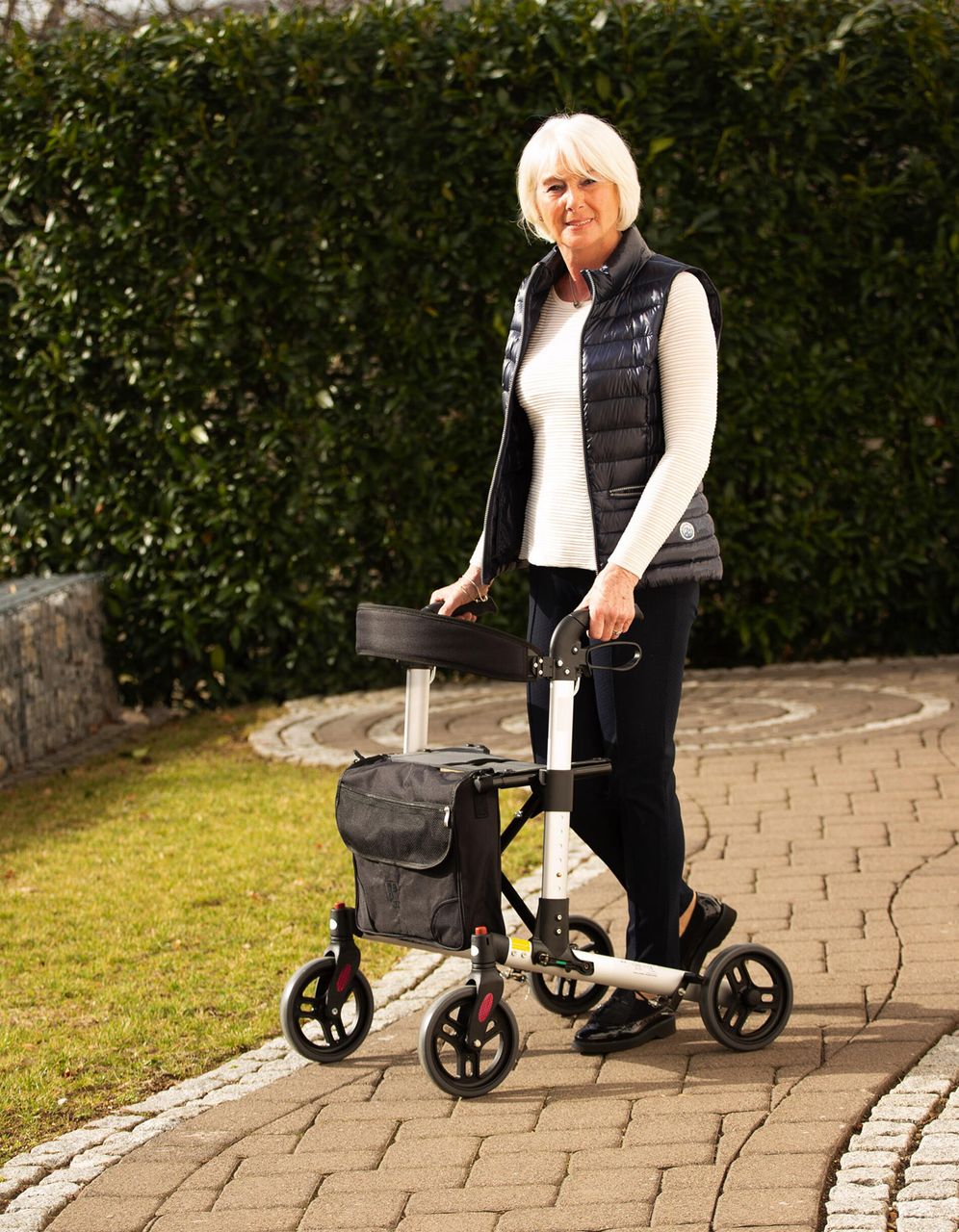 Rollator Mio, schwarz, Aluminium / Nylon / PVC