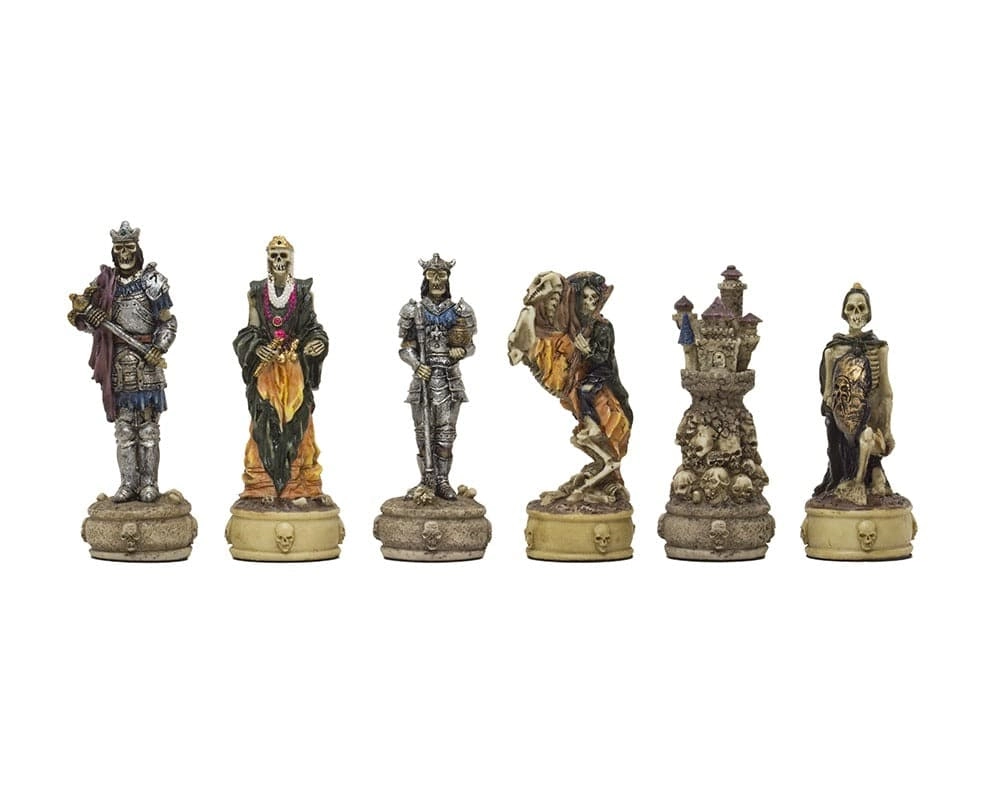 Die thematischen Schachfiguren im Zombie-Hand-Design von Italfama.