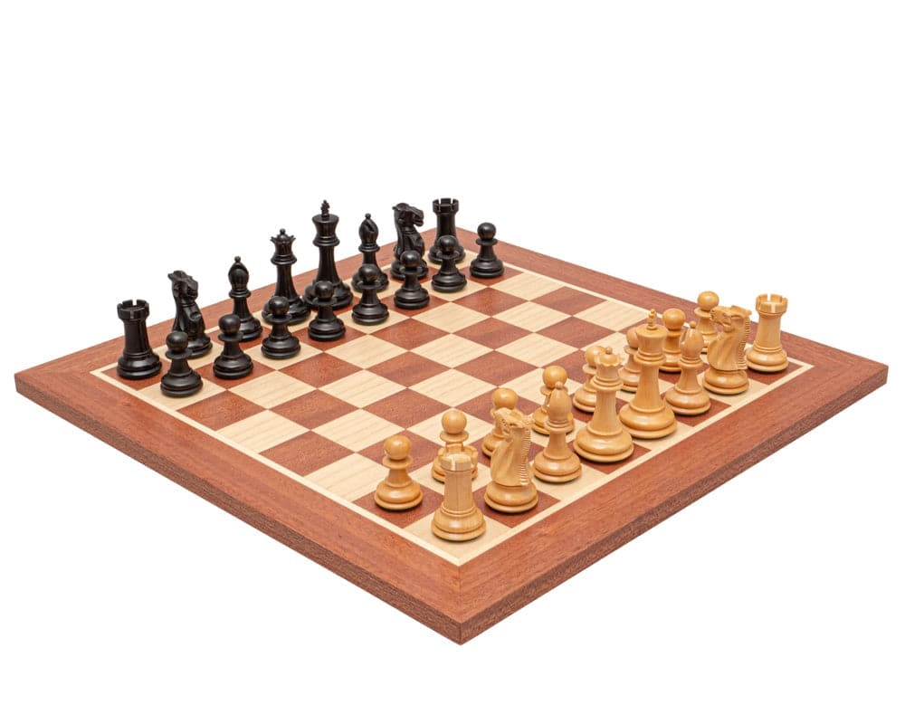 Das Warwick Schachset in Schwarz und Mahagoni