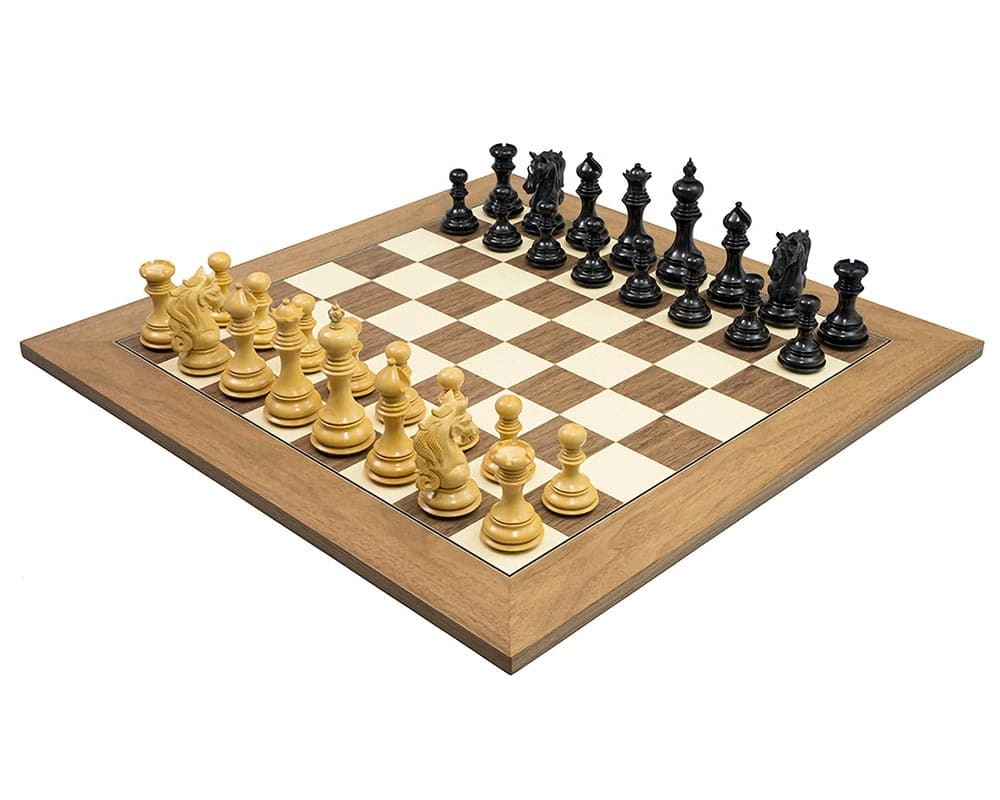 Das Luxus-Schachset "Cavalry" aus Ebenholz und Walnuss