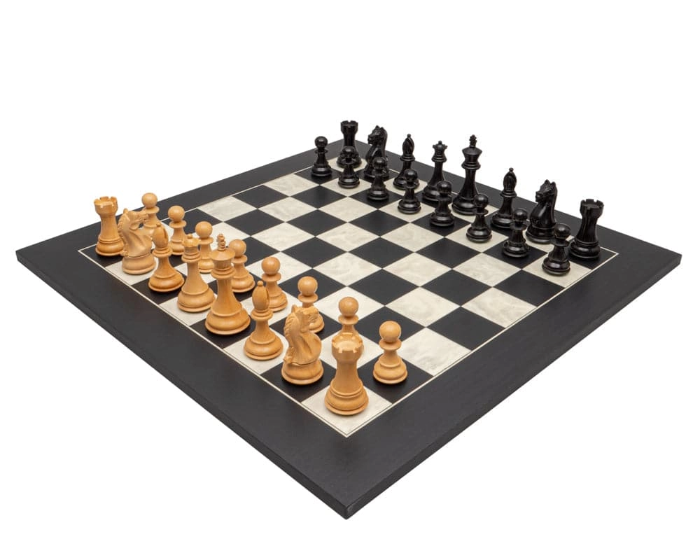 Das kraftvolle Springer-Schachspiel aus schwarzem und Ahornholz