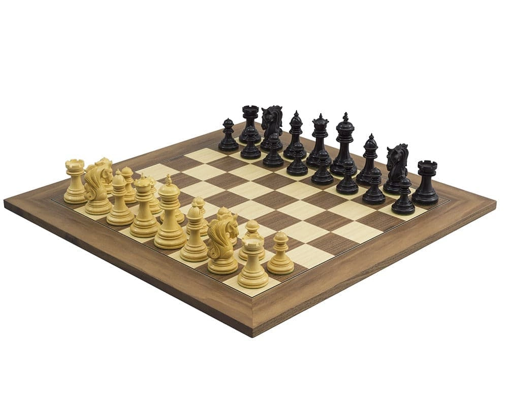 Das Schachset Kingsgate aus Ebenholz und Walnuss