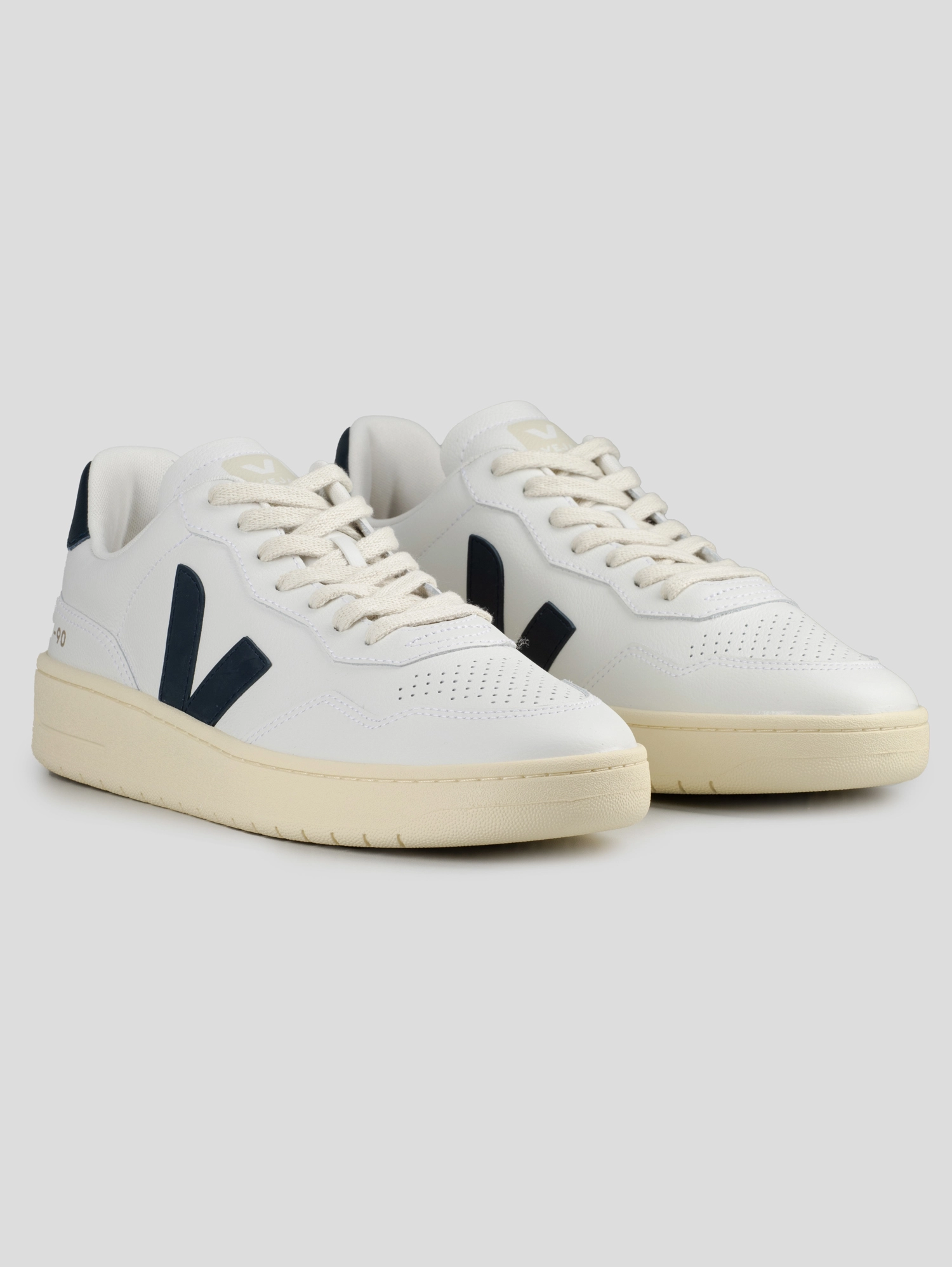 Veja V-90 Leather