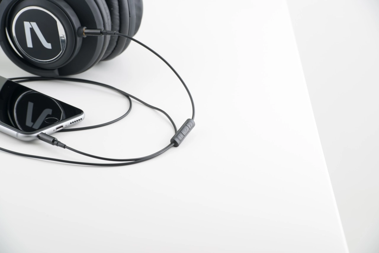 7even Phone Talk Headphone Cable for iPhone or Android BLACK