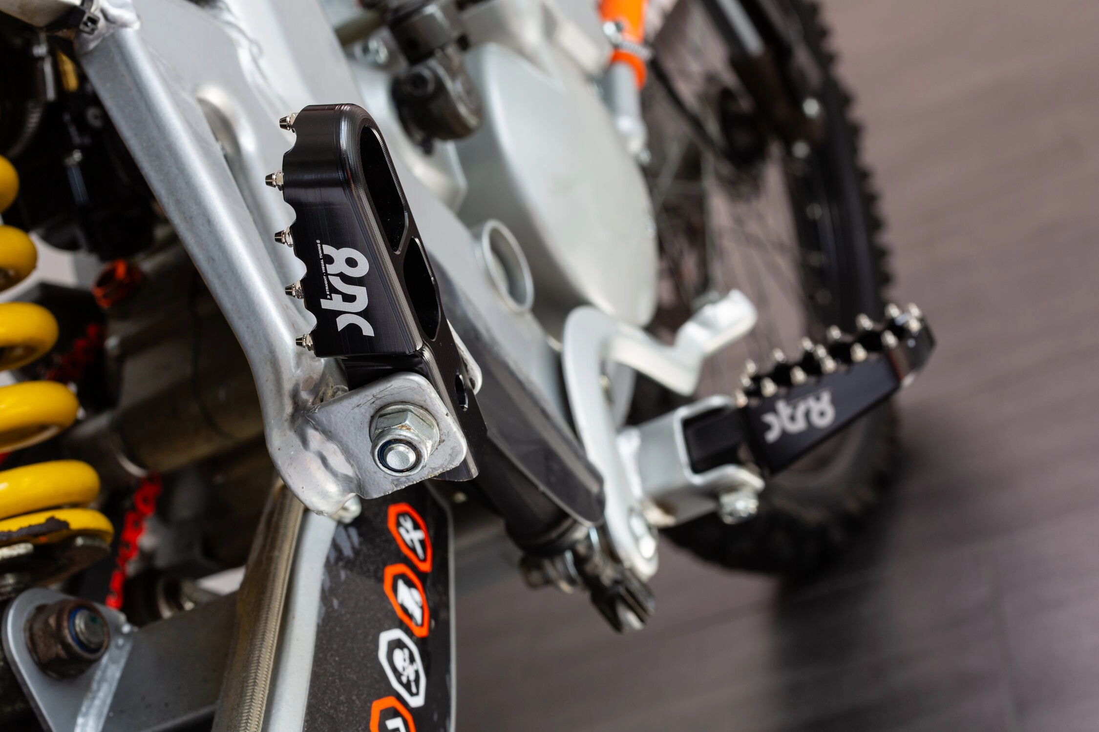 Fußrasten STR8 MX Evo Derbi CNC Schwarz