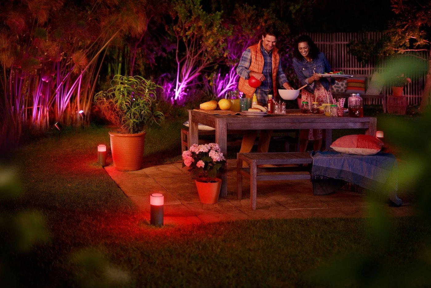 Philips Hue White and Color ambiance Calla Outdoor Sockelleuchte Schwarz | Intelligente Sockel-/Pfostenbeleuchtung | LED | 2000k | IP65 | 