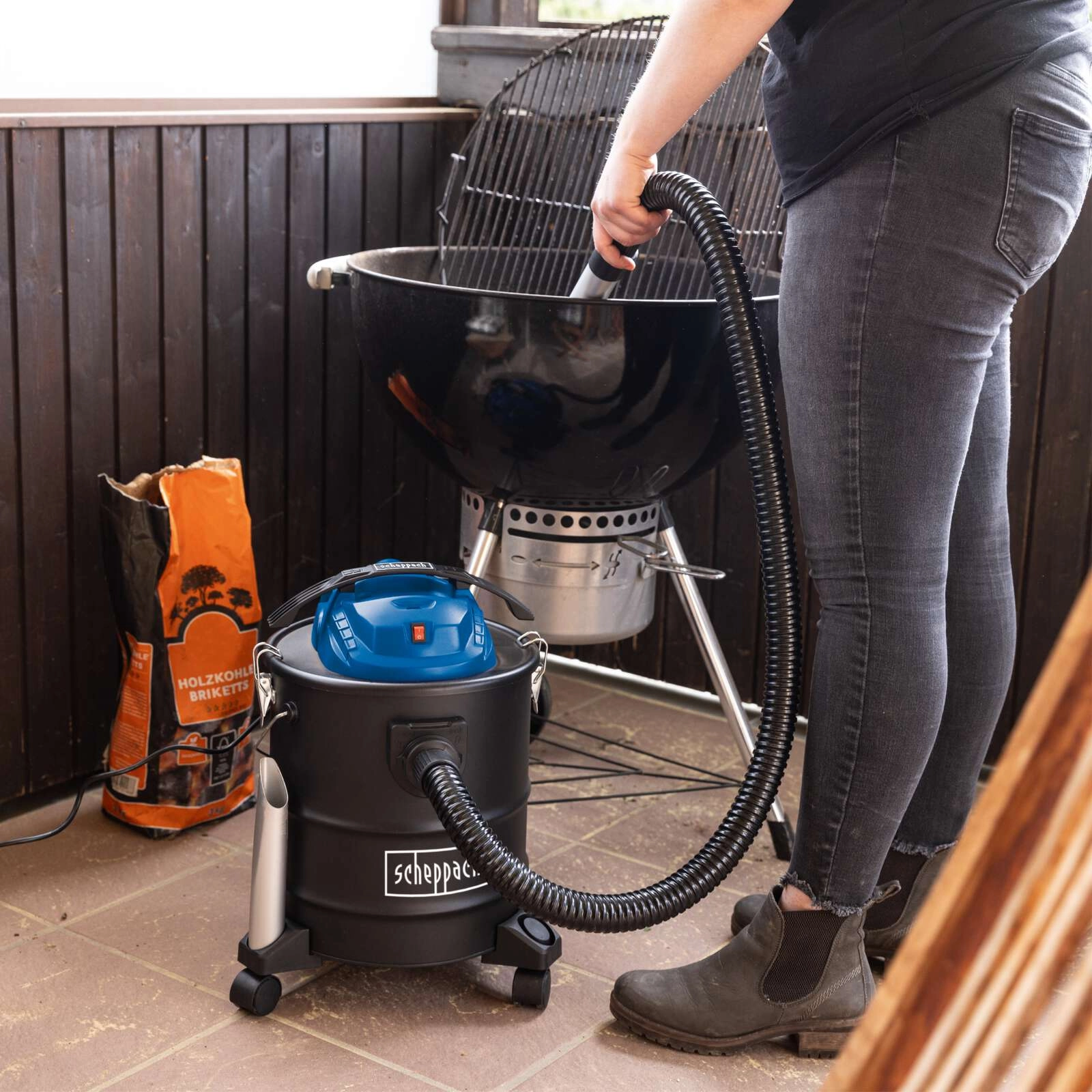 Aschesauger AVC25 Scheppach - 1300W / 20 kPa | 20L Behälter | 1,5m feuerfester Schlauch | inkl. Fahrvorrichtung & Zubehör - für Kamin, Grill, Holzofen