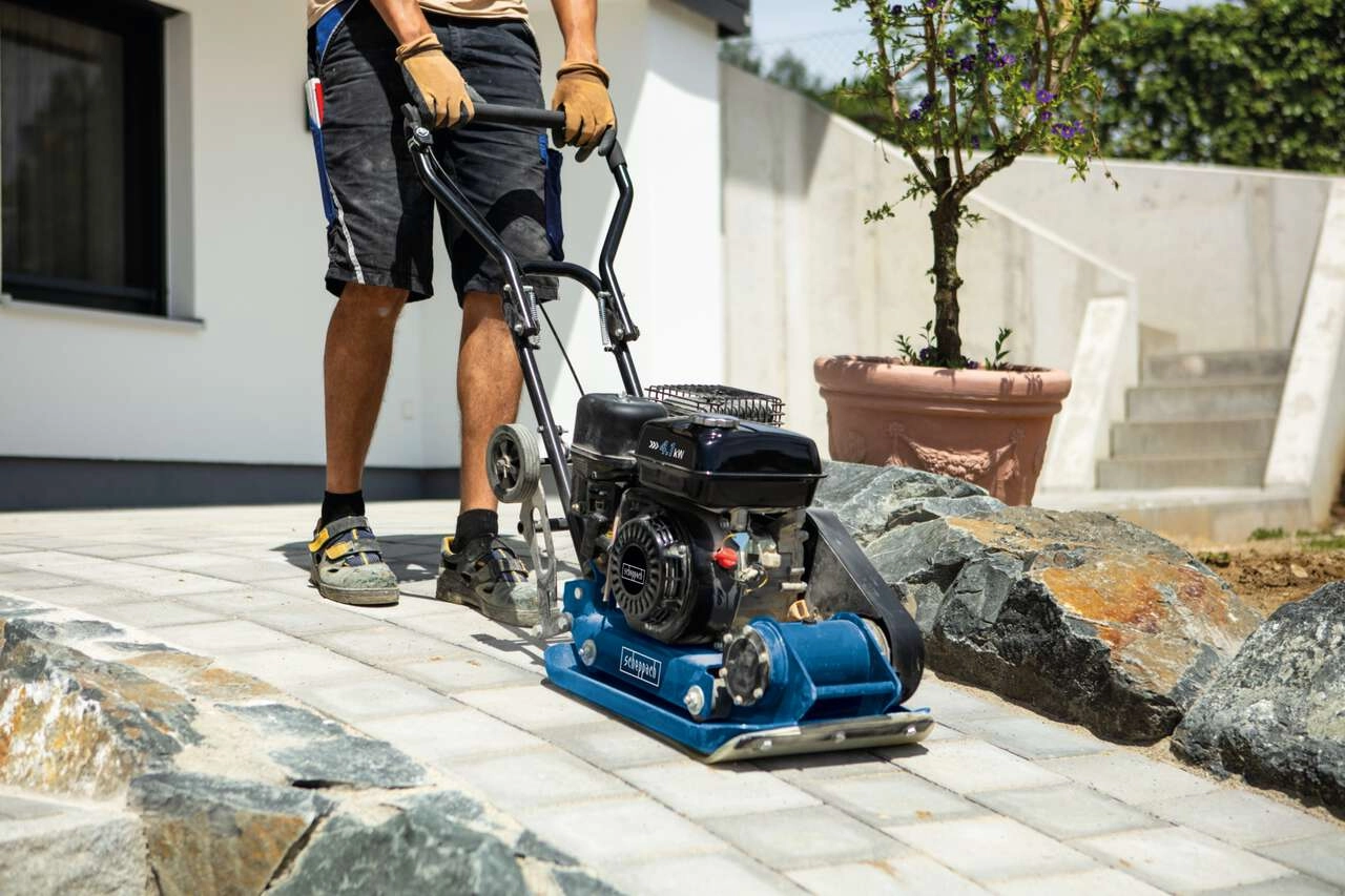 Rüttelplatte HP1300S Scheppach - 5,6PS | 82kg | 13000N | inkl. Fahrwerk & Gummimatte