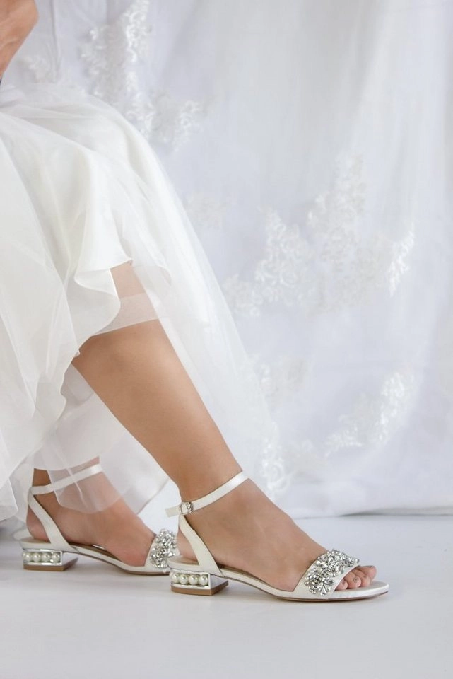 White Lady »855 ivory Satin - flache Brautschuhe« Sandalette