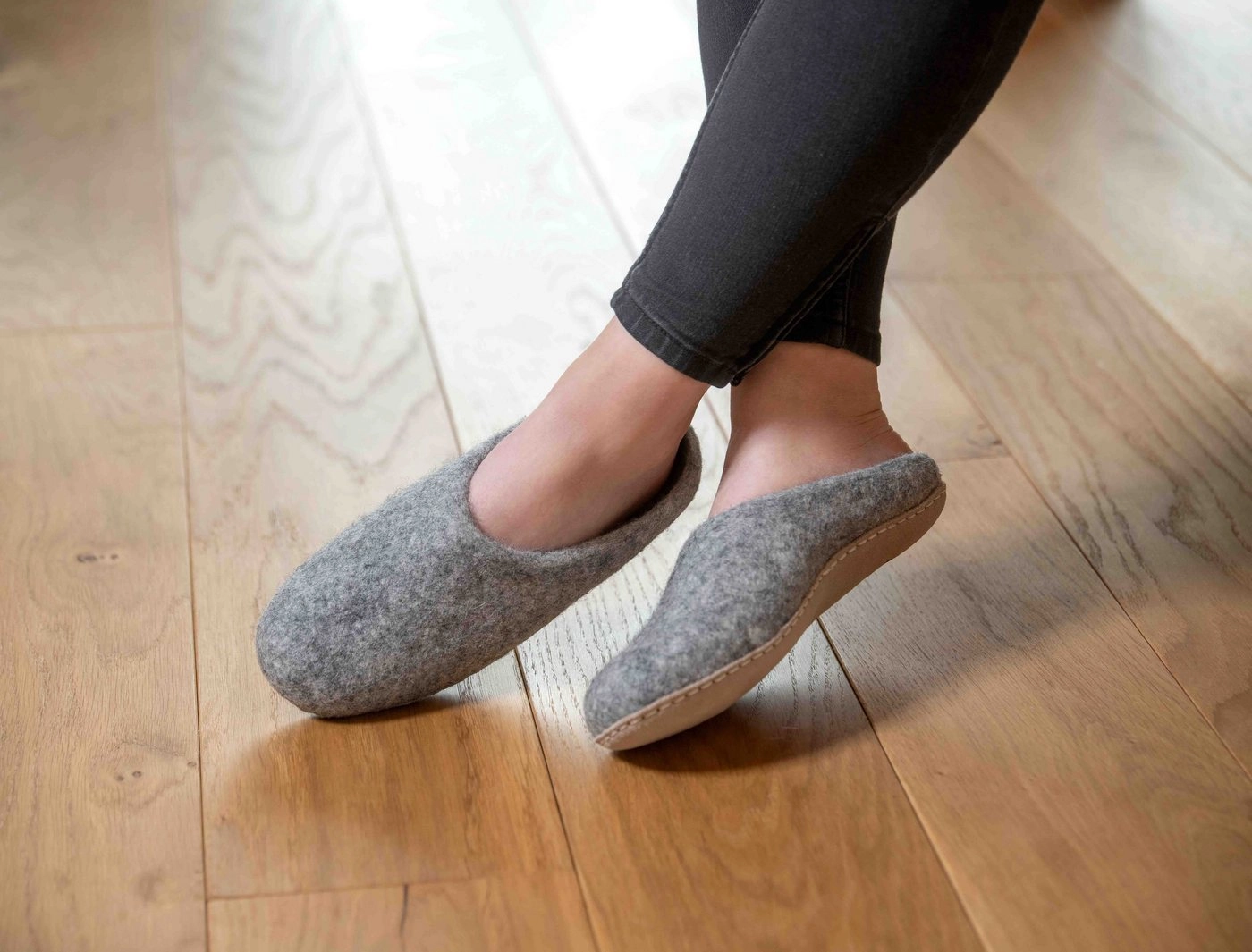naturling »Filz Damen Slipper mit bequemer Ledersohle« Hausschuh für schmale Füße